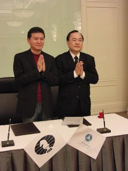 Kirsan Iljumschinow (links) übt schon mal die richtige Haltung beim Meditieren
