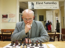 Ungarischer Schachmeister bei der Arbeit!