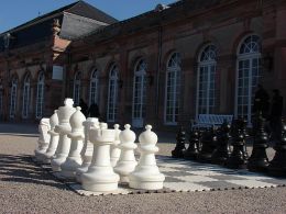 Schachfiguren belagern das Schwetzinger Schloss