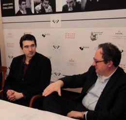 Erwartet nicht zu viel von uns, scheint Gelfand (rechts) unter Kramnik skeptischem Blick zu sagen.